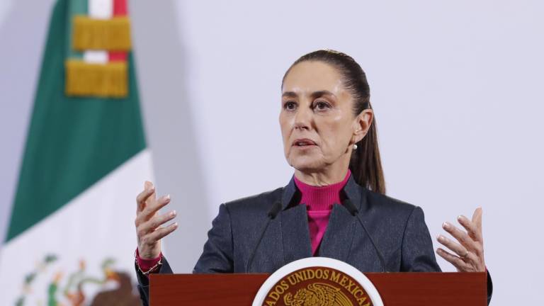 La presidenta de México, Claudia Sheinbaum, habla durante una rueda de prensa este viernes, en Palacio Nacional en Ciudad de México (México).