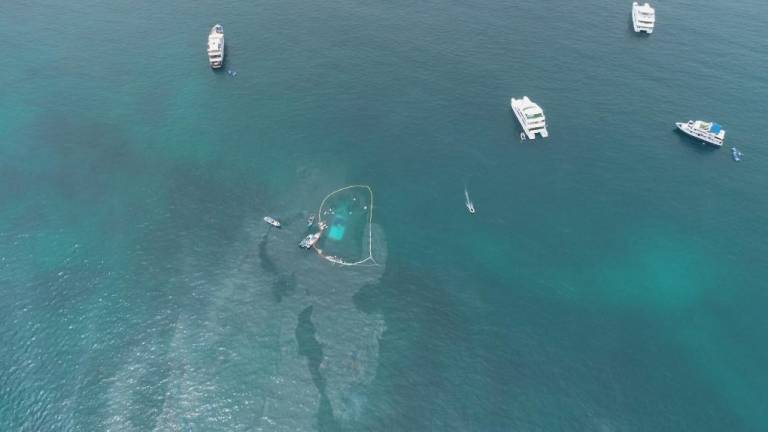 Barco hundido en Galápagos con 2.000 galones de diésel deja mancha superficial