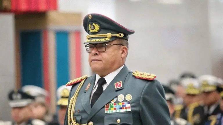Juan José Zúñiga lidera un levantamiento militar en Bolivia.