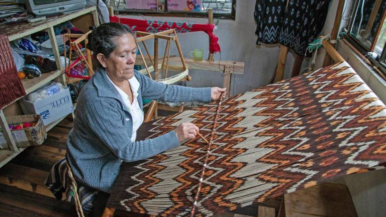 Artesana trabaja en la elaboración de la macana, un paño fino creado de forma tradicional y única.