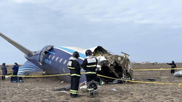 Más de 30 personas sobreviven al accidente aéreo de un avión con unos 70 pasajeros en Kazajistán