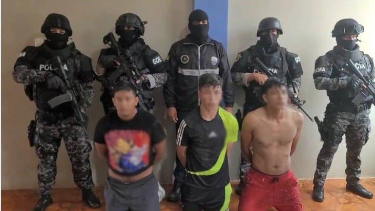 Capturan a tres miembros de un grupo criminal que planeaban asesinatos en El Oro, con 11 fusiles en su poder