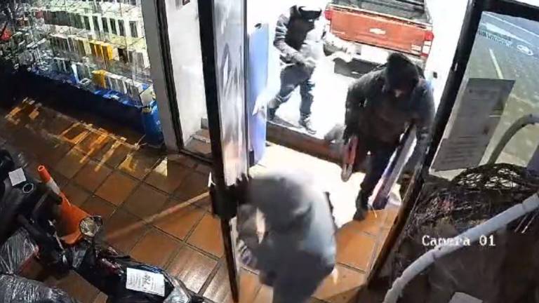 VIDEO | Sujetos roban dispositivos que estarían valorados en casi 40 mil dólares de una tienda de tecnología en Quito