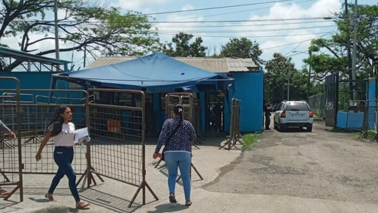 Dos guías penitenciarias fueron asesinadas al llegar a una cárcel de Guayas