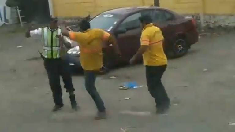 VIDEO: Vigilante de tránsito se defiende ante agresión de 2 hombres