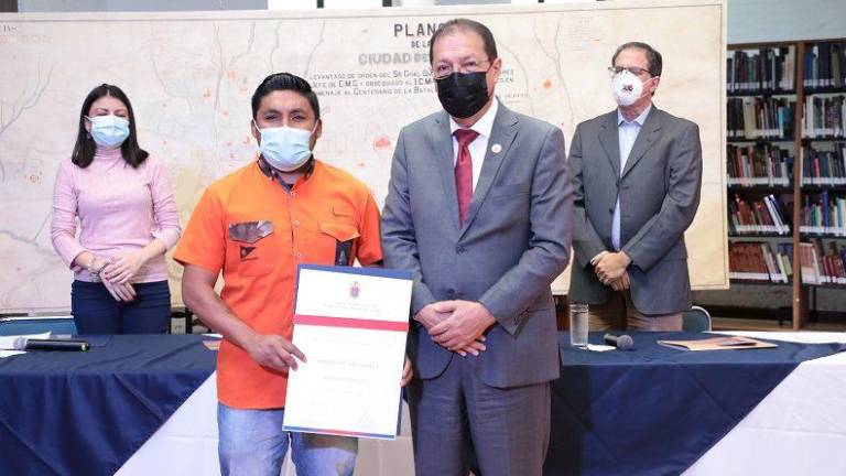 Reconocen a un joven que salvó a ocho personas durante aluvión en Quito