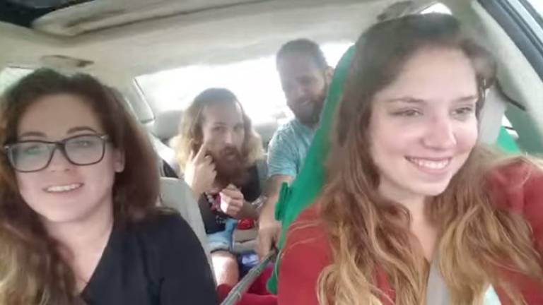 Cuatro jóvenes se accidentan en un vehículo y lo graban con un &quot;selfie stick&quot;