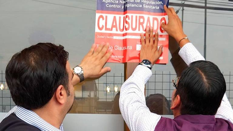 Arcsa clausura dos chifas en Machala por hallazgo de cucarachas, licor de contrabando y suciedad