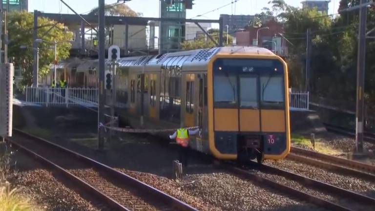 Padre muere al saltar frente a un tren en movimiento para intentar salvar a sus hijas gemelas