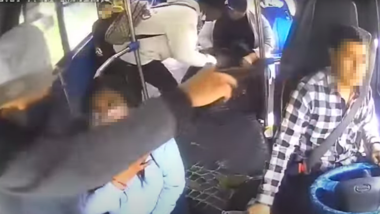 VIDEO: tres sujetos asaltaron en un bus de Quito con pistola y cuchillo