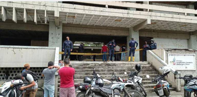 Hallan un cadáver en antiguo edificio público de Portoviejo