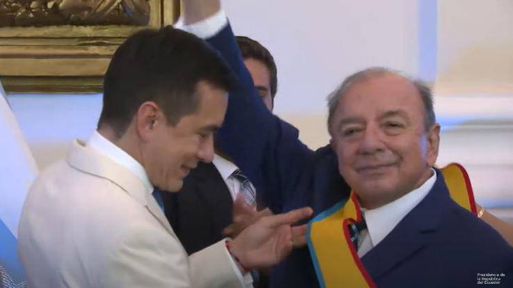 Noboa condecorando a su padre durante la sesión solemne por los 204 años de Independencia de Guayaquil.