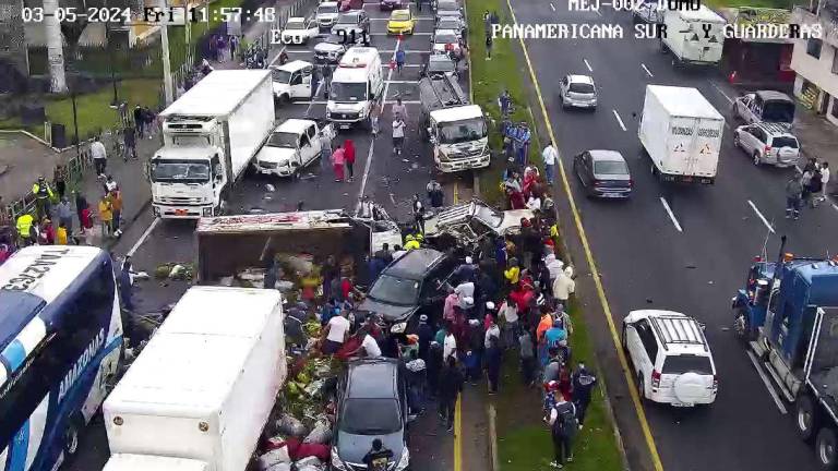 Choque múltiple ocasiona una muerte y deja varios heridos en Machachi