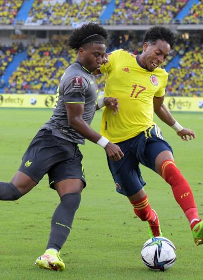 Angelo Preciado, de Ecudor, y Johan Mojica, de Colombia, pelean por un balón en el último partido entre ambos países.