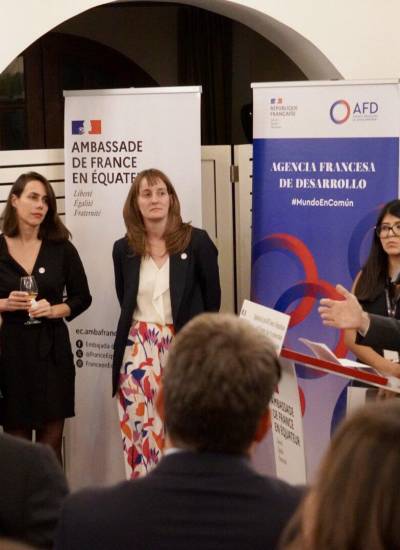 Fotografía que muestra la firma del acuerdo en la Embajada de Francia en Ecuador.