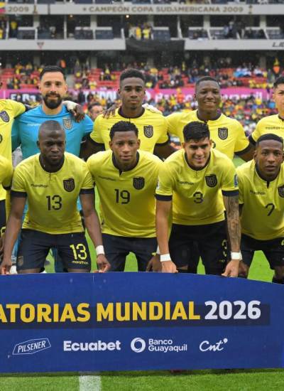 Los jugadores de Ecuador posan antes del partido de clasificación para la Copa Mundial de la FIFA 2026 entre Ecuador y Paraguay, en el estadio Rodrigo Paz Delgado de Quito, el 10 de octubre de 2024.