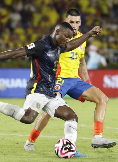 Daniel Muñoz (D) de Colombia disputa un balón con Moisés Caicedo de Ecuador.