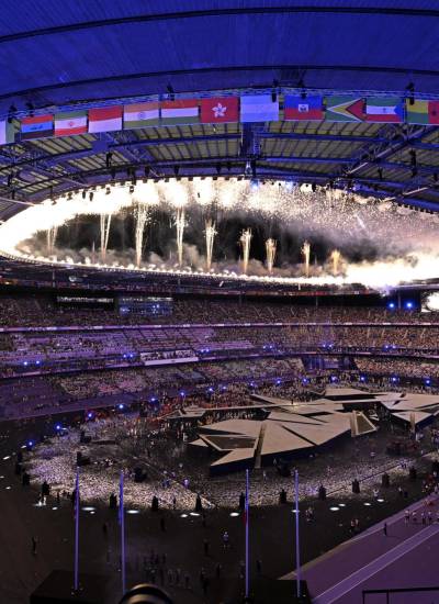 Los fuegos artificiales estallan durante la ceremonia de clausura de los Juegos Olímpicos de París 2024 en el Stade de France. (Foto: AFP)