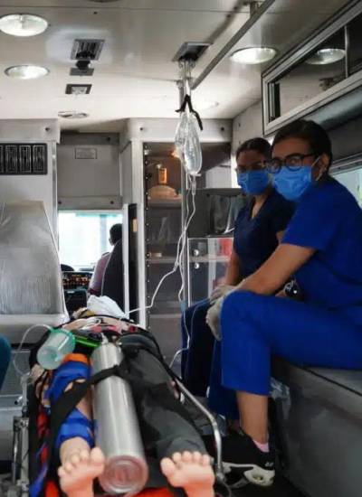 Los estudiantes de la UEES potenciarán su capacidad de reacción y toma de decisiones con la preparación en la ambulancia de simulación.