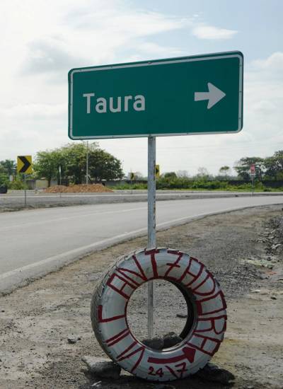 Fotografía del ingreso a la parroquia Taura por la vía Durán-Tambo.