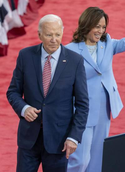 El presidente estadounidense Joe Biden y la vicepresidenta Kamala Harris fotografiados durante un mitin de campaña en el Girard College de Filadelfia, Pensilvania, EE. UU., el 29 de mayo de 2024.