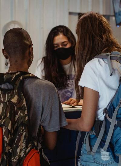 Fotografía referencial de una persona trabajando en la recepción de un hotel.