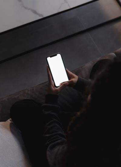 Fotografía referencial de una persona viendo su teléfono inteligente.