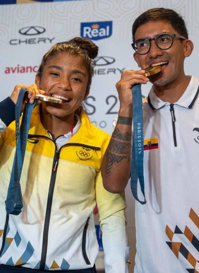 El campeón olímpico de los 20 kilómetros marcha en París 2024, Daniel Pintado y Lucía Yépez, medalla de plata en lucha, posan durante una rueda de prensa este lunes, en Quito.