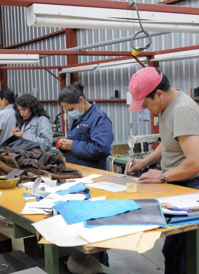 El alza del salario básico en Ecuador plantea retos para la economía, resaltando la importancia de vincularlo con la productividad para evitar desempleo e inflación.