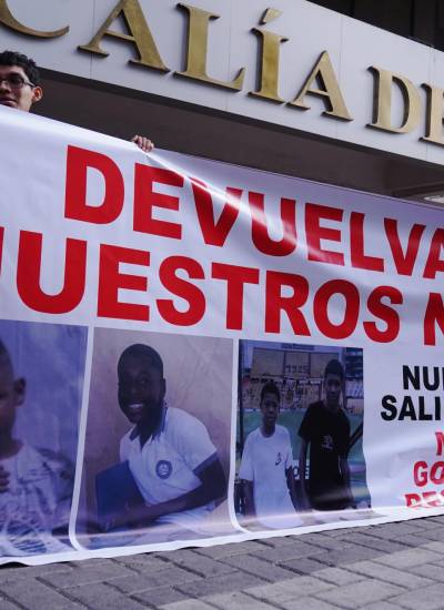 Pancarta levantada en los exteriores de la Fiscalía del Guayas.