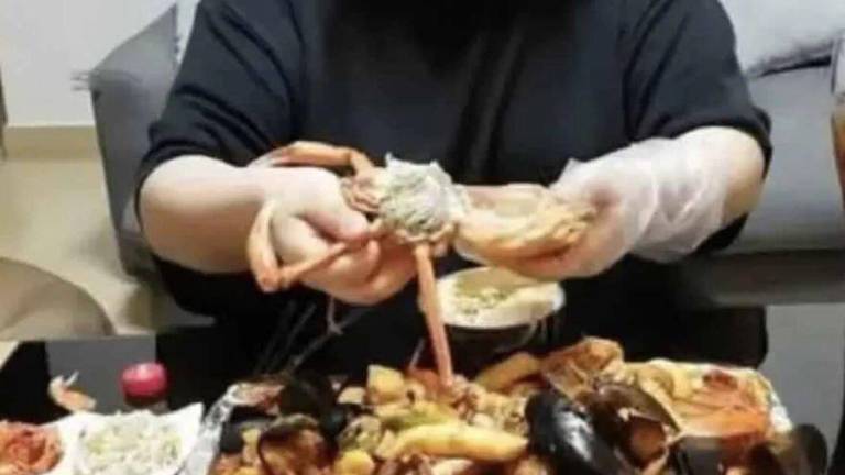 Muere en directo joven china que hacía transmisiones en vivo comiendo en exceso durante horas