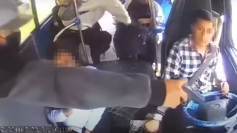 Quito: detienen a dos sujetos que asaltaban buses en la avenida Simón Bolívar
