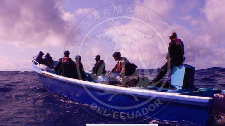 Golpe al narcotráfico: Armada captura lancha con 1,6 toneladas de droga en el océano Pacífico y detiene a tres personas