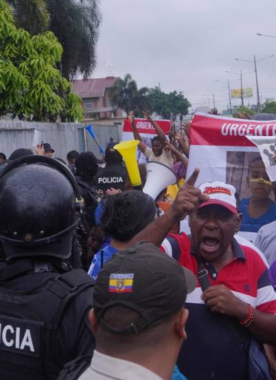 Fotografía de un plantón organizado a las afueras del Complejo Judicial Sur, en Guayaquil.