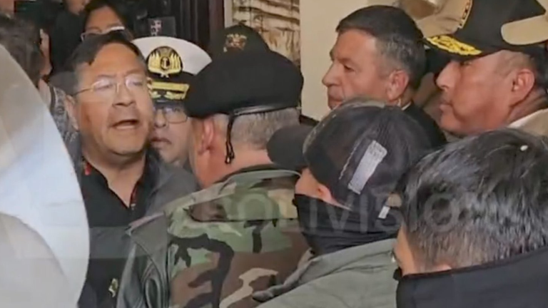 Captura de una transmisión televisiva que captó el momento en el que el presidente de Bolivia, Luis Arce, discutió cara a cara con el general sublevado Juan José Zúñiga, en medio del intento de golpe de estado.