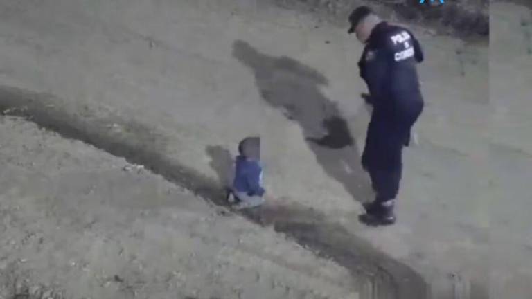 Bebé que gateaba en una calle junto a su perro fue rescatado en Córdoba, Argentina