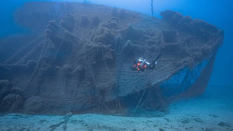 Una expedición se dedica a recolectar basura de los barcos hundidos durante la Segunda Guerra Mundial