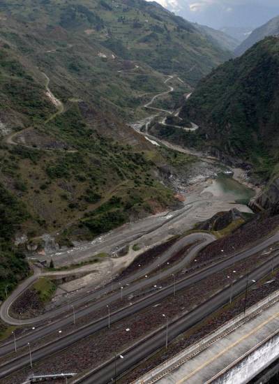 El bajo caudal del río Mazar agrava la crisis energética y resalta la urgencia de nuevas fuentes de generación.