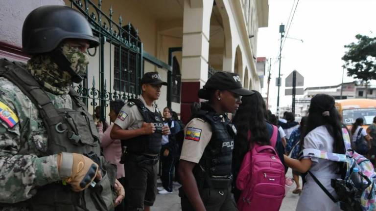 1.500 militares vigilan el exterior de planteles educativos en ocho provincias del país