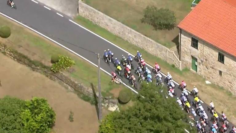 VIDEO | Richard Carapaz se cayó de su bicicleta durante la etapa 11 de la Vuelta a España