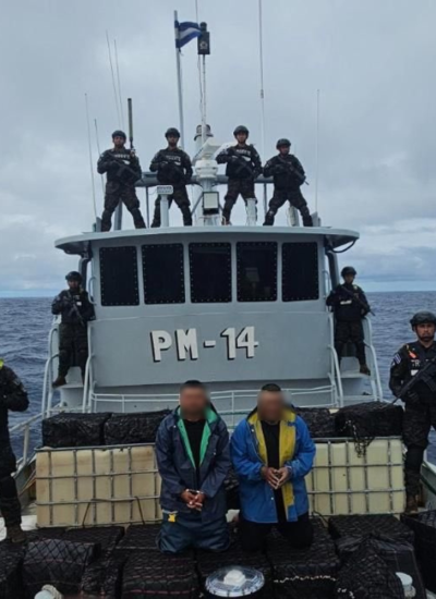 Fotografía que muestra la captura de los tripulantes ecuatorianos.