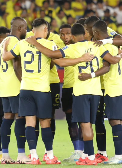 Jugadores de la selección ecuatoriana de fútbol reunidos antes de disputar un cotejo.