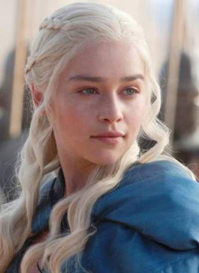 Combo de imágenes de un adolescente usando un celular y de la actriz Emilia Clarke interpretando a Daenerys Targaryen.