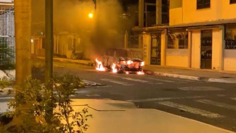 Coche bomba en Machala: madrugada de terror con disparos y una casa quemada