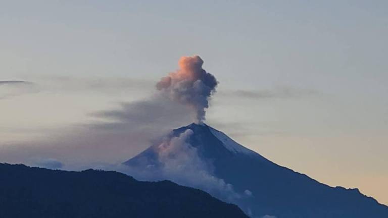 Cae ceniza volcánica en Chimborazo; advierten alta posibilidad en Bolívar, Los Ríos, Guayas y Manabí