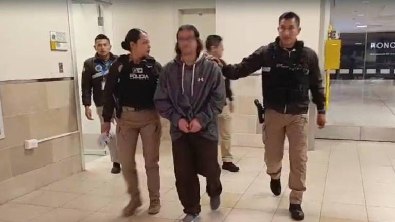 Ciudadano acusado de violar a su hijo arriba a Quito tras ser extraditado desde Estados Unidos