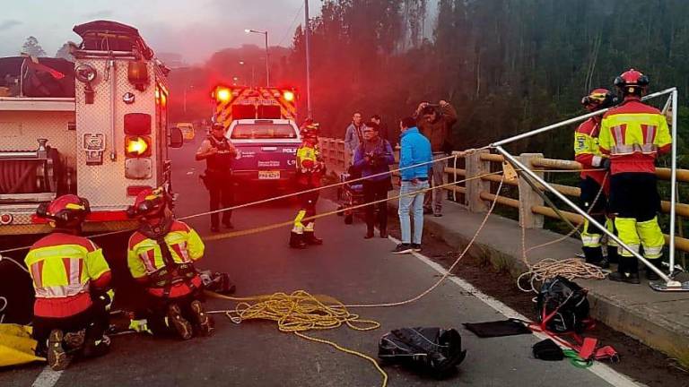 Rescatan a joven que se lanzó del puente de Gualo en Quito: él mismo llamó a los servicios de emergencia