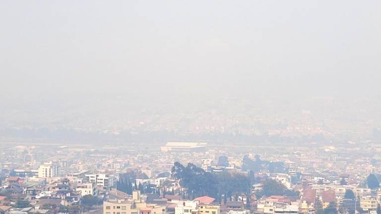 Quito se cubre de humo por dos incendios forestales en Pifo y Nayón