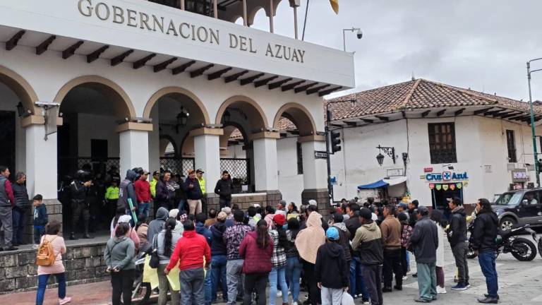 Padres exigen pago al servicio de transporte de las escuelas del milenio en Cuenca: Mis hijos deben caminar tres horas