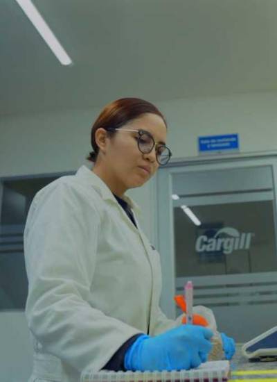 Imagen que muestra personal de laboratorio de la empresa Cargill trabajando.